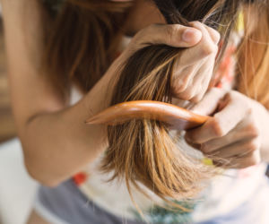 Elektryzujące się włosy – 5 tricków, które działają