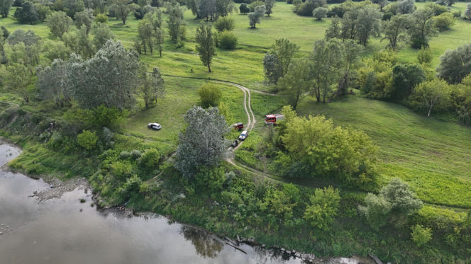 Przechodnie natknęli się na ciało nad Wisłą. Tragiczne odkrycie w Łomiankach