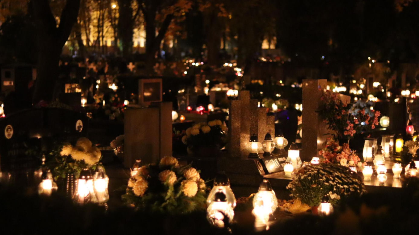 Tysiące płomieni. Tak wygląda lubelski cmentarz po zmroku. Zobaczcie!