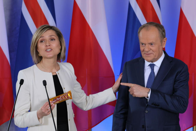 Tusk wyciągnął z marynarki prezent dla premier Islandii. "Mój ojciec je uwielbia"