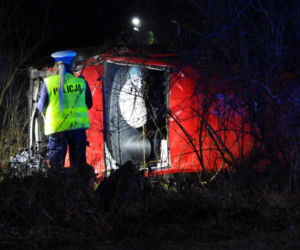 Makabryczne dachowanie auta na Mazowszu. 41-latek zginął uwięziony w blaszanej pułapce
