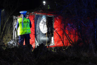 Makabryczne dachowanie auta na Mazowszu. 41-latek zginął uwięziony w blaszanej pułapce