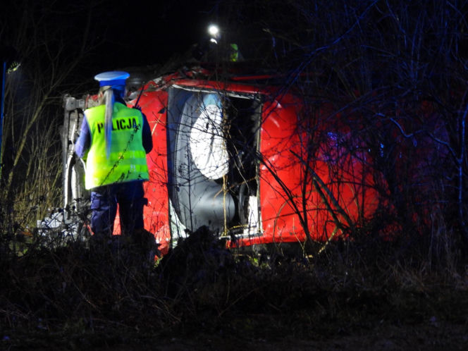 Makabryczne dachowanie auta na Mazowszu. 41-latek zginął uwięziony w blaszanej pułapce