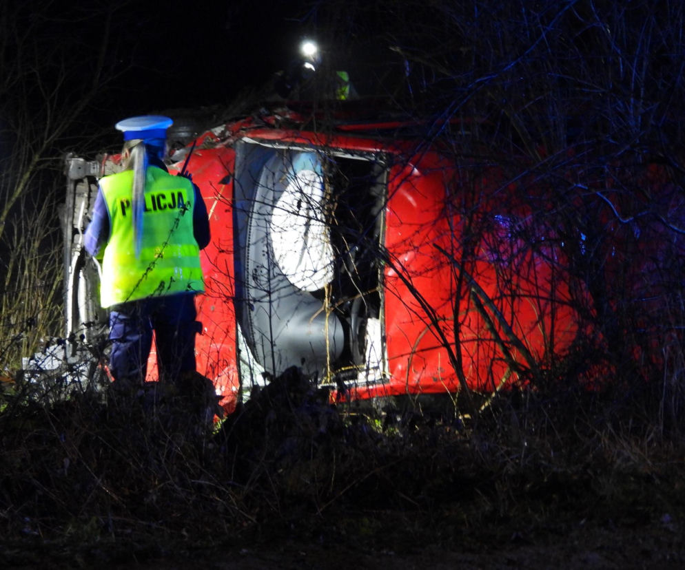 Makabryczne dachowanie auta na Mazowszu. 41-latek zginął uwięziony w blaszanej pułapce