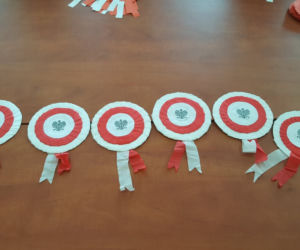 Uczniowie bydgoskiej budowlanki zakasali rękali i stworzyli niepodległościowe kotyliony! [ZDJĘCIA]