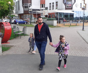 Przechodnie w Iławie bez maseczek oraz pierwsi klienci ogródków w restauracjach