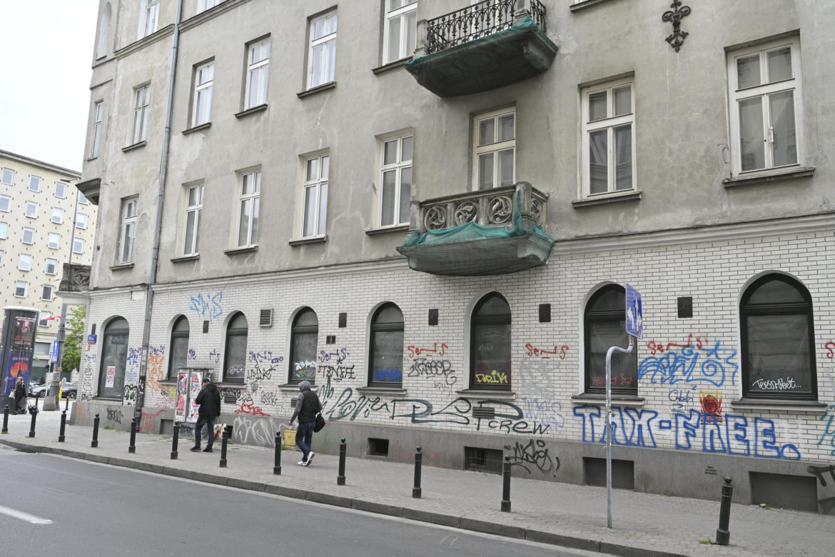 „To co robi miasto, to skandal”. Warszawa sprzedaje zabytkową kamienicę w centrum za grube miliony