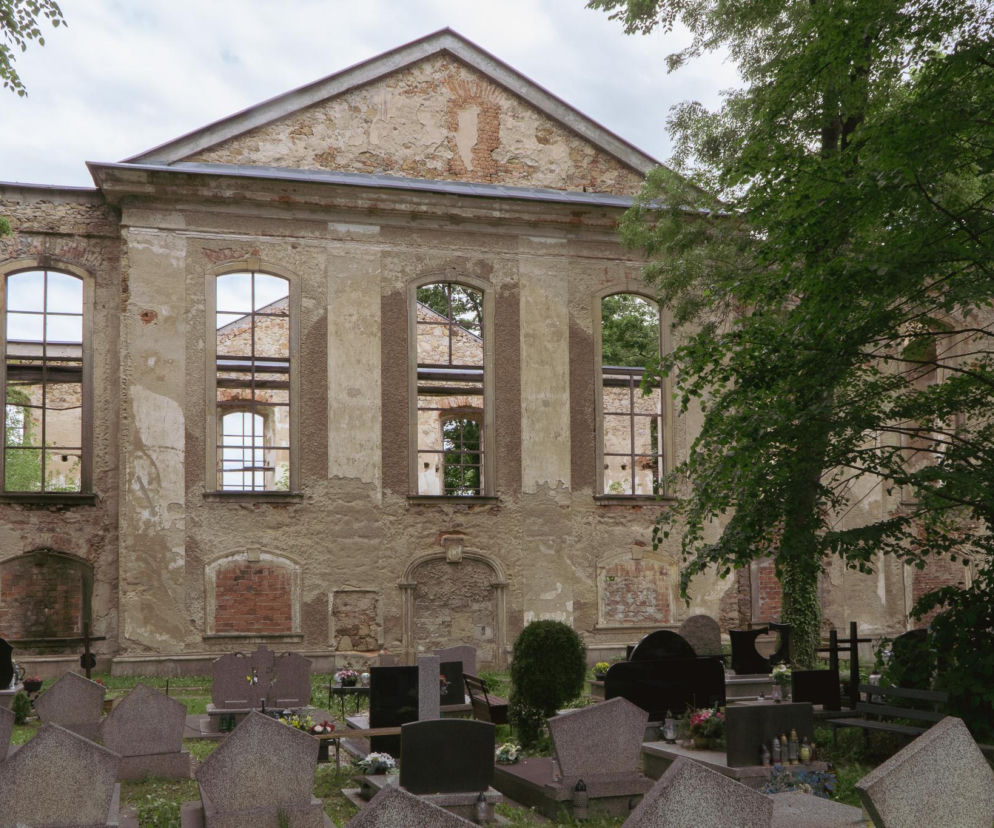 Ruiny kościoła to w Polsce częsty widok - wbrew pozorom