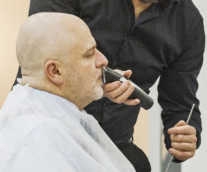 Paweł Kowal u fryzjera