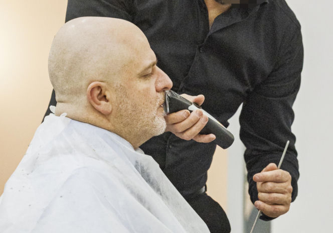Paweł Kowal u fryzjera