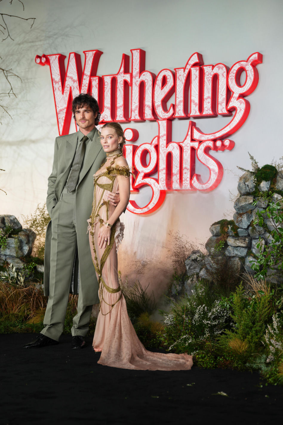 Jacob Elordi i Margot Robbie na premierze "Wichrowych Wzgórz"