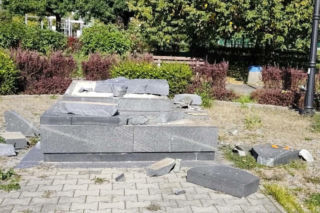 Zdewastowali pomnik na osiedlu. Monument upamiętniał zamordowanych Żydów. Apel do świadków