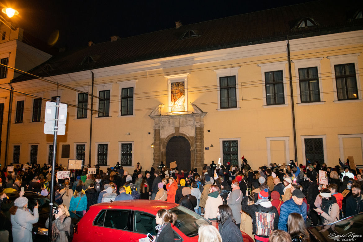 Kraków: "Ani jednej więcej". Protest po śmierci ciężarnej Izabeli z Pszczyny
