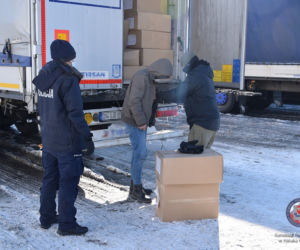 Obywatele Afganistanu spędzili w naczepie TIR-a kilkanaście godzin