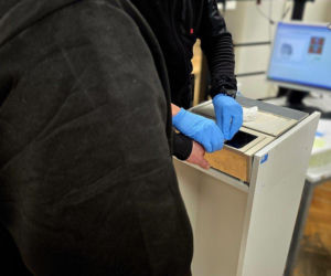 O krok od tragedii kolejowej. Mężczyzna odczepił wagon pociągu towarowego