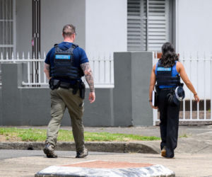 Policjanci przeszukują miejsce noclegowe zamachowców z plaży w Sydney