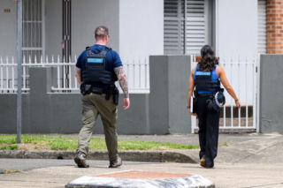 Policjanci przeszukują miejsce noclegowe zamachowców z plaży w Sydney