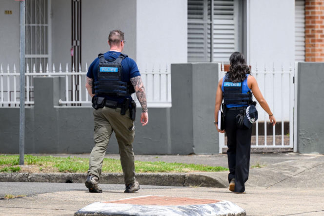Policjanci przeszukują miejsce noclegowe zamachowców z plaży w Sydney