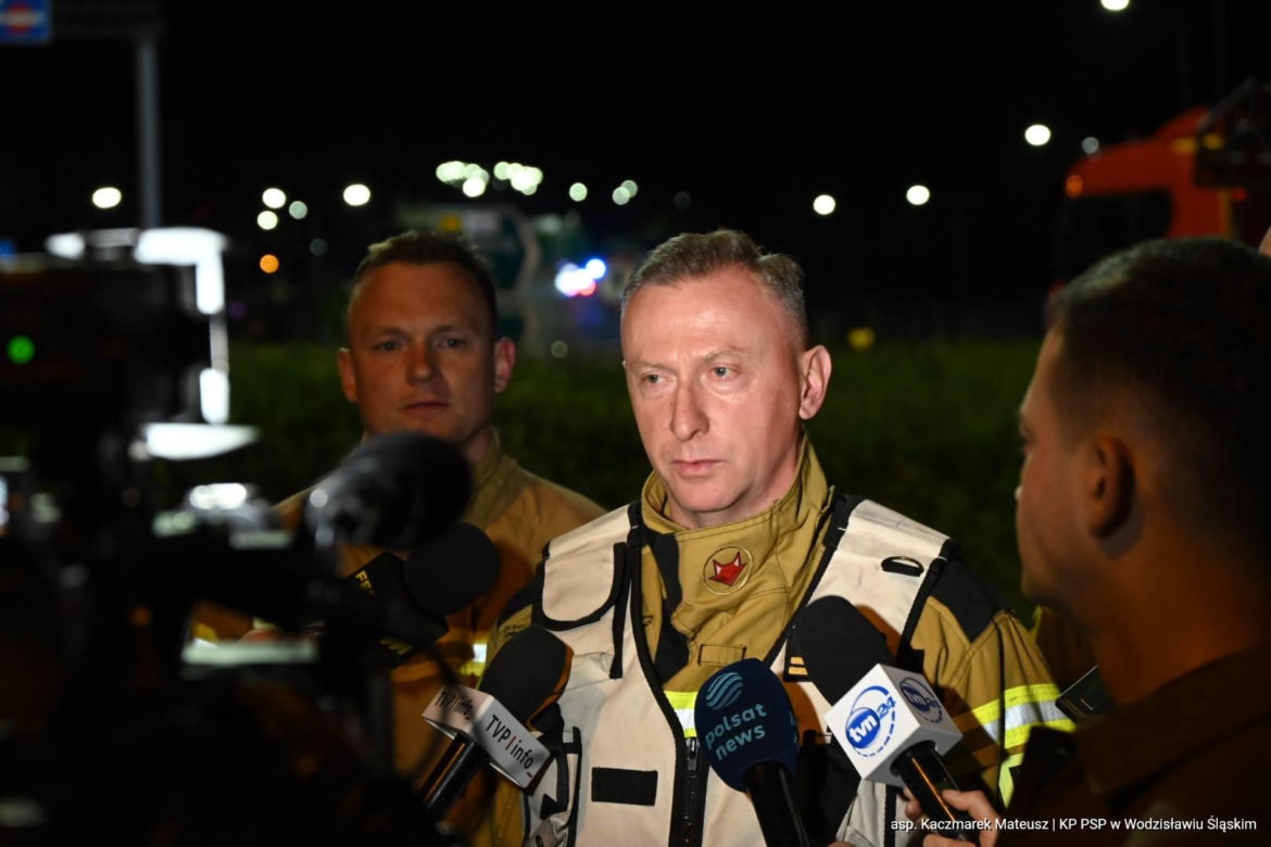 Potężny pożar fabryki drutu w Gliwicach. Strażacy dogaszają pogorzelisko