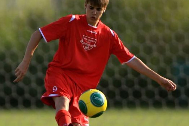Justin Bieber gra w piłkę