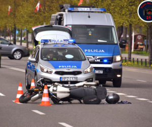 Jeep gruchnął w motocykl! Kierujący wymusił pierwszeństwo. Ranne dwie osoby