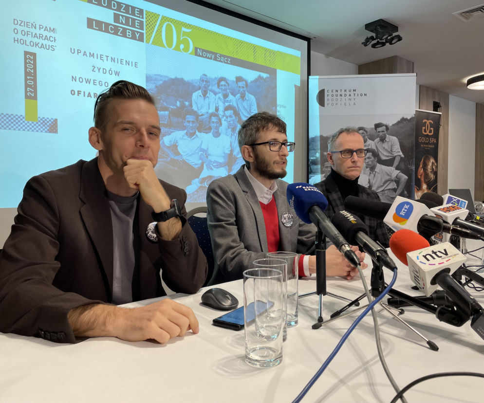 Dariusz Popiela, Łukasz Połomski i Artur Franczak podczas konferencji zapowiadającej obchody 80. rocznicy likwidacji sądeckiego getta