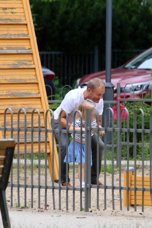 Donald Tusk bawi się z wnuczką