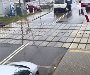 Ominął rogatkę i wjechał tuż przed pociąg! Szokujące zdarzenie pod Ostrowią Mazowiecką [ZDJĘCIA].
