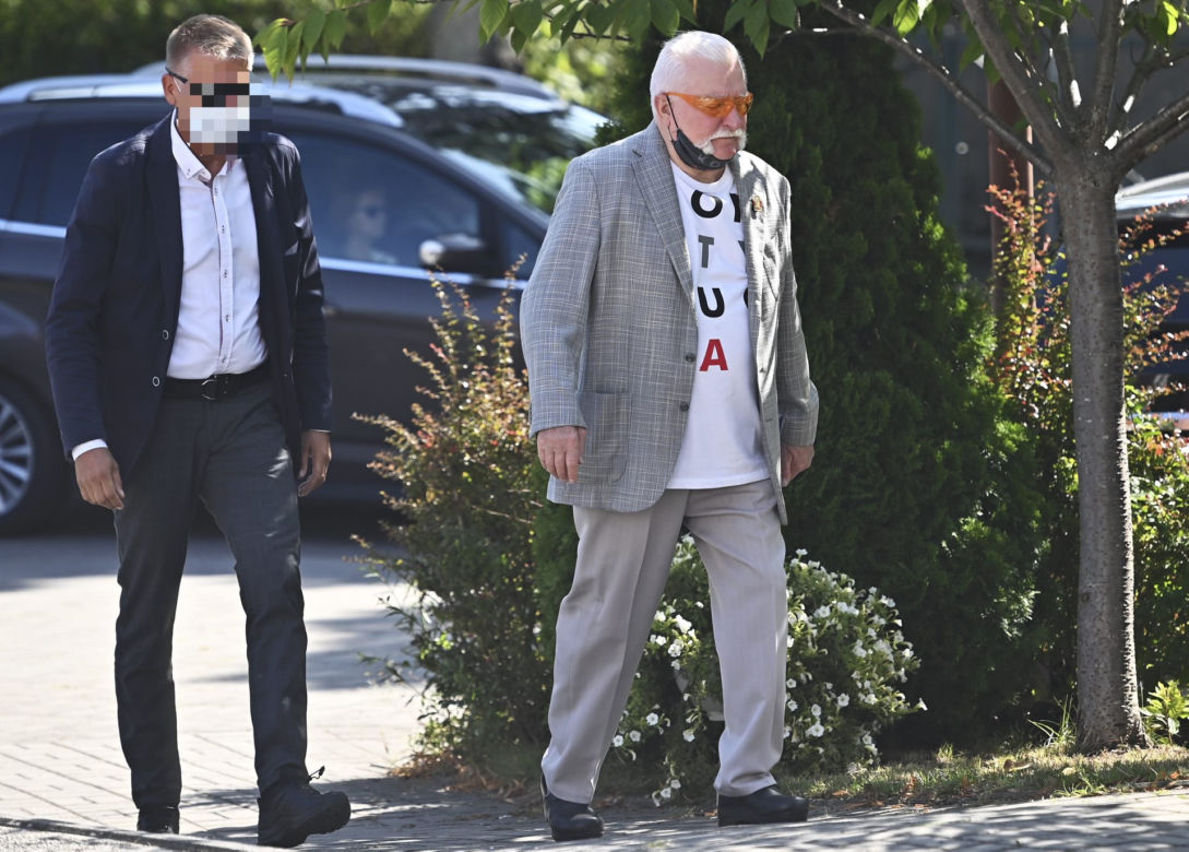 Lech Wałęsa w kościele na niedzielnej mszy