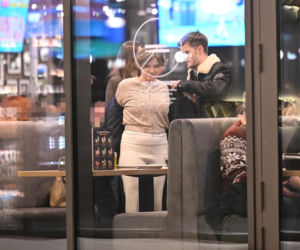 Monika Richardson z dzieckiem i pieskiem