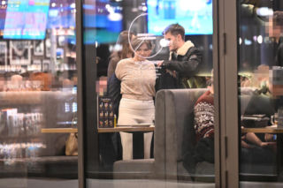 Monika Richardson z dzieckiem i pieskiem