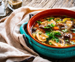 Ten azjatycki kapuśniak podbija internet! Zupa z grzybami, którą zrobisz z kilku składników