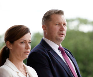 Przemysław Czarnek był królem parkietu we włoskim hotelu. Tam poznał piękną małżonkę [ZDJĘCIA]