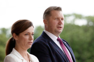 Przemysław Czarnek był królem parkietu we włoskim hotelu. Tam poznał piękną małżonkę [ZDJĘCIA]