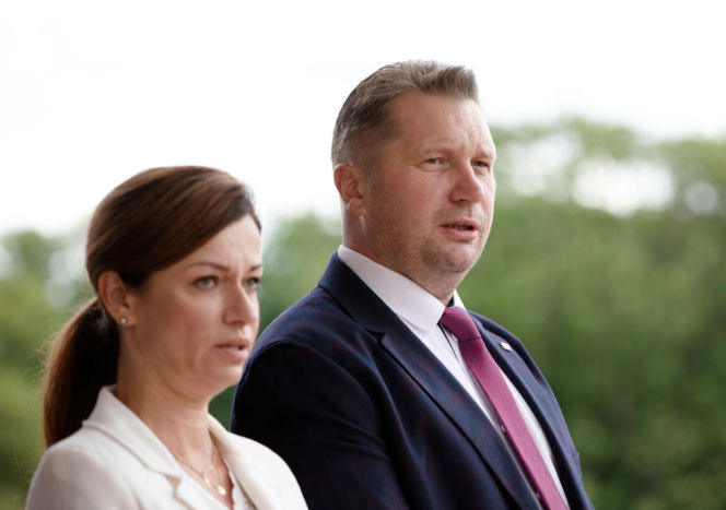 Przemysław Czarnek był królem parkietu we włoskim hotelu. Tam poznał piękną małżonkę [ZDJĘCIA]