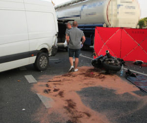 TIR PRZEJECHAŁ PO GŁOWIE MOTOCYKLISTY.