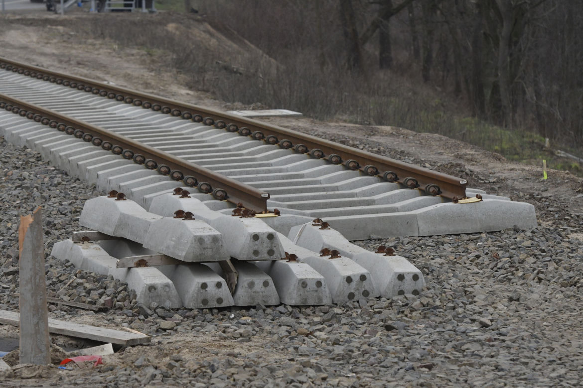 Kolejarze wznowili prace nad budową trasy do Zegrza. Dotarła brakująca geowłóknina