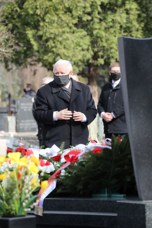 Prezes PiS, wicepremier Jarosław Kaczyński składa kwiaty na grobach ofiar katastrofy smoleńskiej na warszawskim Cmentarzu Wojskowym na Powązkach