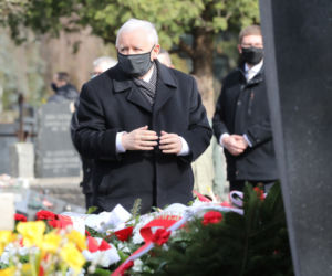 Prezes PiS, wicepremier Jarosław Kaczyński składa kwiaty na grobach ofiar katastrofy smoleńskiej na warszawskim Cmentarzu Wojskowym na Powązkach