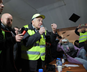 Awantura o lokalizację CPK. Mieszkańcy przyszli z kupą gnoju i jajkami 
