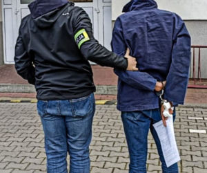 Hajnówka: Syryjczyk zatrzymany. Chciał rozjechać policjanta. Przewoził nielegalnych imigrantów