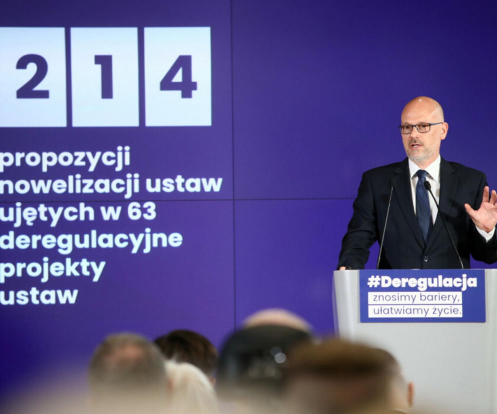 Minister Maciej Berek przemawia zza mównicy. O jego odejściu do Trybunału Konstytucyjnego przeczytasz na SE Polityka.
