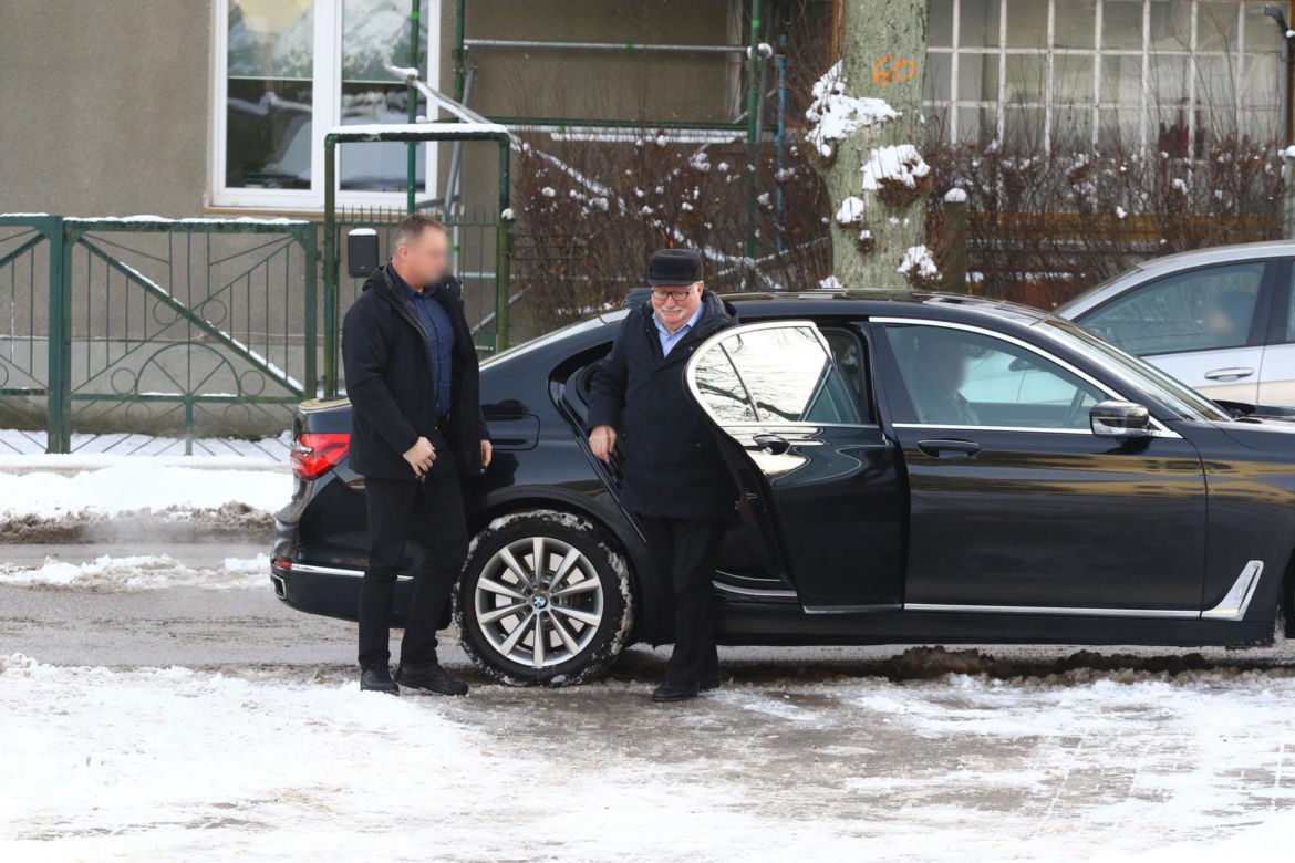 Lech Wałęsa ślizga się na chodniku w drodze do kościoła