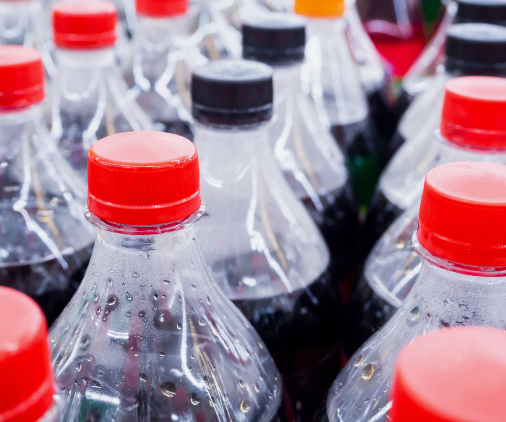 Plastikowe butelki z gazowanymi napojami
