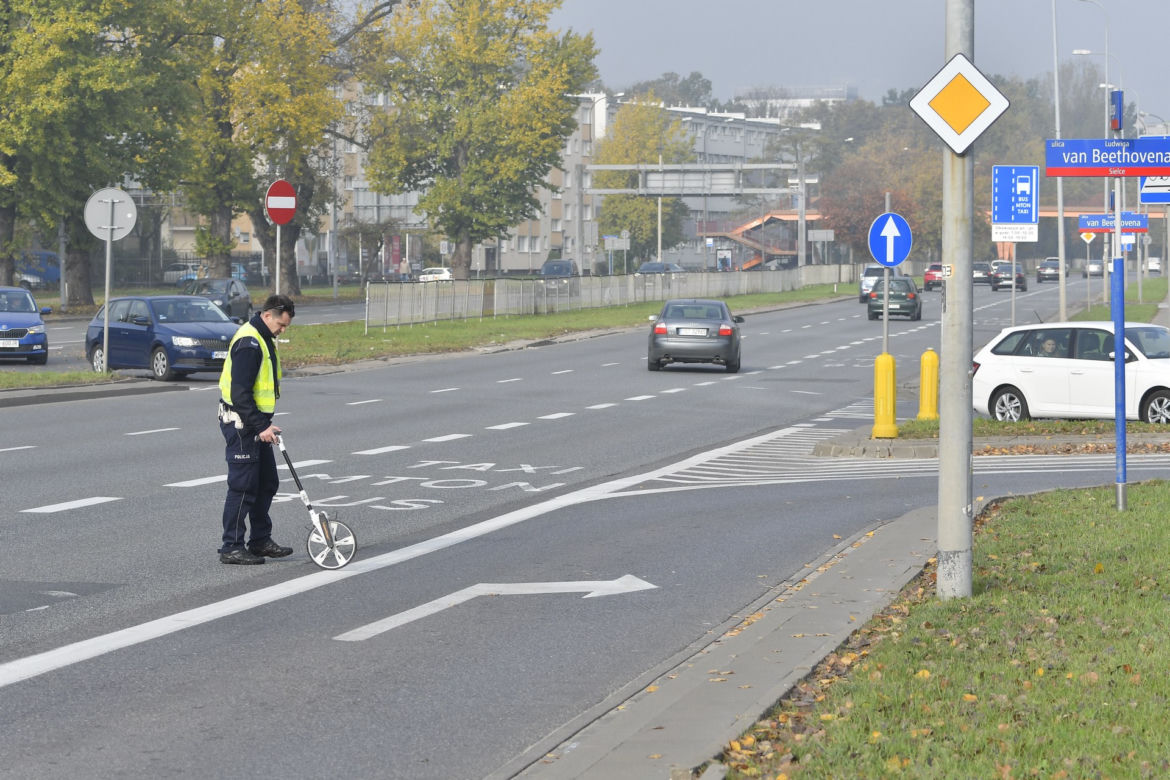 Warszawa. Znany polityk zmasakrował kolano rowerzystce