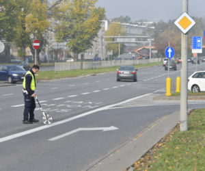 Warszawa. Znany polityk zmasakrował kolano rowerzystce