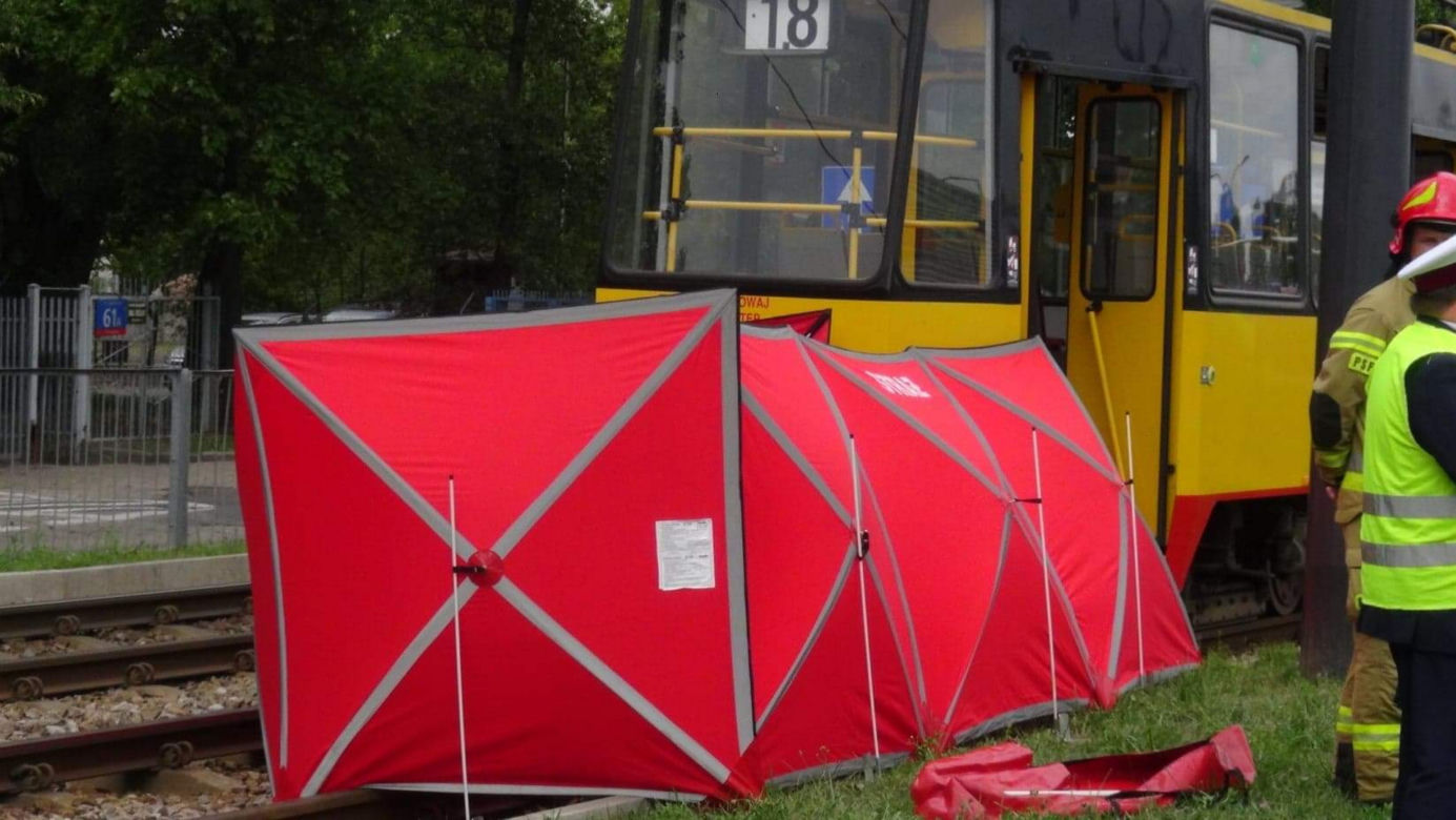 Czterolatek zginął ciągnięty przez tramwaj po torowisku. W miejscu tragedii wciąż płoną znicze 