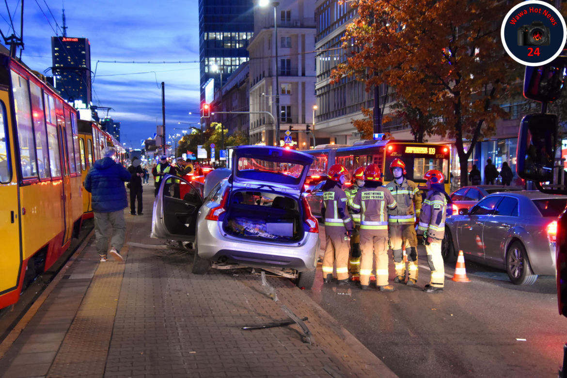 Koszmarne zderzenie audi, volvo i tramwaju. Totalna demolka na przystanku