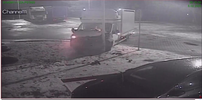 Wjechał dostawczakiem w latarnię... i zasnął. 26-latek był pijany