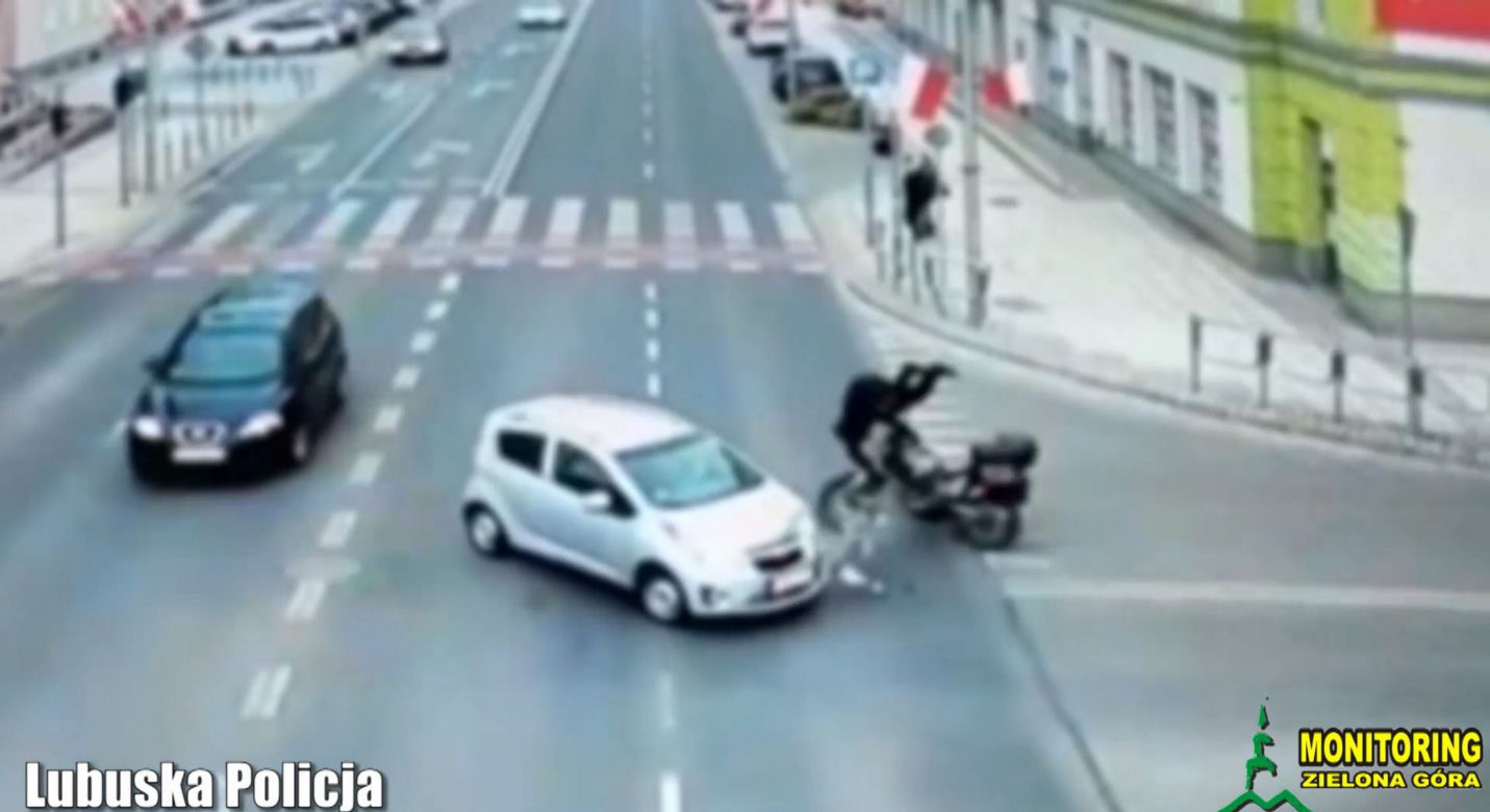 Przerażający wypadek w Zielonej Górze! Motocyklista wyleciał w powietrze po zderzeniu z chevroletem [ZDJĘCIA].